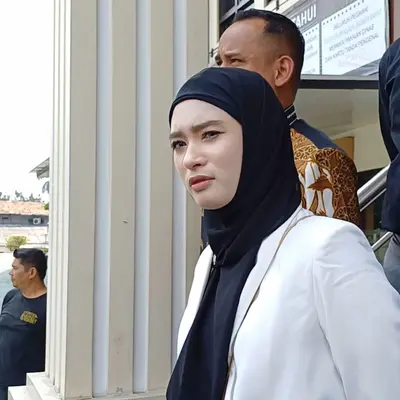 18 Tahun Menikah, Ini 10 Potret Cantik Fifi Karamoy Istri Vincent ...