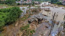 Rumah penduduk nan hancur akibat luapan Kali Pesanggrahan nan alirannya menyempit lantaran longsoran sampah di Tempat Pembuangan Akhir (TPA) Cipayung, Depok, Jawa Barat, Kamis (14/5/2026). (merdeka.com/Arie Basuki)