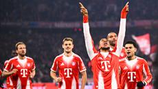 Para pemian Bayern Munchen merayakan gol yang dicetak oleh Michael Olise ke gawang VfL Wolfsburg dalam laga lanjutan Liga Jerman 2025/2026 di Allianz Arena, Munchen, Jerman, Minggu (11/01/2026) waktu setempat. (AP Photo/DPA/Sven Hoppe)