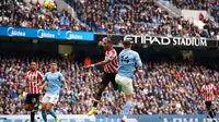 Pemain Brentford Ivan Toney menyundul bola untuk mencetak gol ke gawang Manchester City pada pertandingan sepak bola Liga Inggris di Etihad Stadium, Manchester, Inggris, 12 November 2022. Manchester City kalah 1-2 dari Brentford. (AP Photo/Dave Thompson)