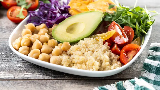 Tidak Membutuhkan Waktu Lama untuk Membuat Chickpea Salad dengan Lemon Dressing