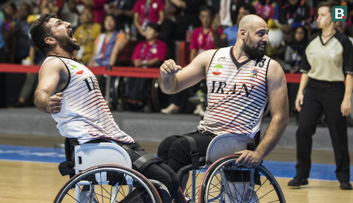Para pebasket kursi roda Iran merayakan kemenangan atas Jepang pada final Asian Para Games di Hall A Senayan, Jakarta, Sabtu (13/10). Iran menang 68-66 atas Jepang. (Bola.com/Vitalis Yogi Trisna)