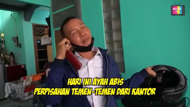 Momen Abdul Rozak Ayah Ayu Ting Ting Pamitan dari Kantor. (Sumber: Youtube/Qiss You TV)