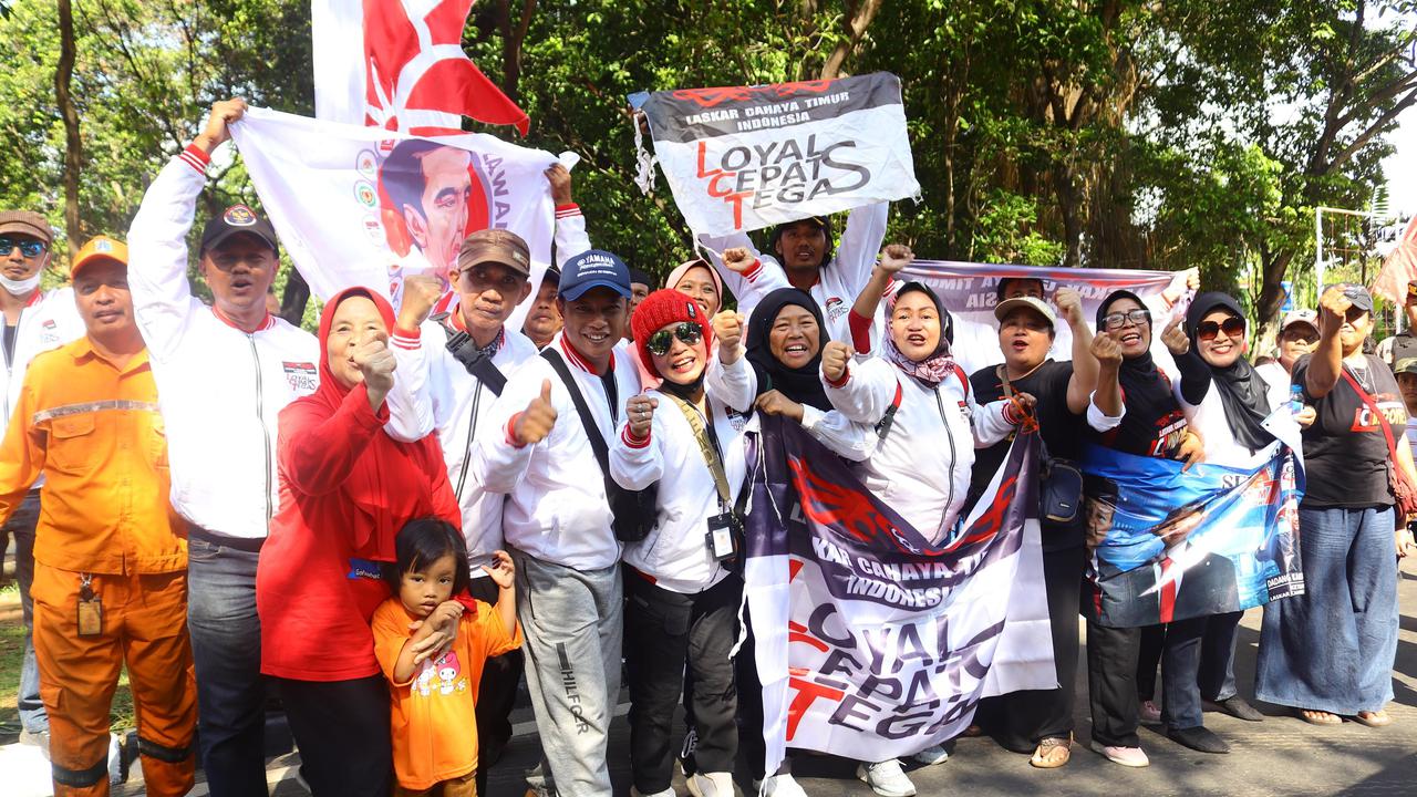 FOTO: Relawan Tumpah Ruah di kawasan Bandara Halim Perdanakusuma Antar Jokowi Pulang ke Solo
