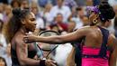 Petenis Serena Williams (kiri) menghampiri kakak perempuannya, Venus Williams usai bertanding di putaran ketiga turnamen tenis AS Terbuka di New York, Jumat (31/8). Serena mengalahkan Venus dengan skor 6-1, 6-2. (AP Photo/Adam Hunger)