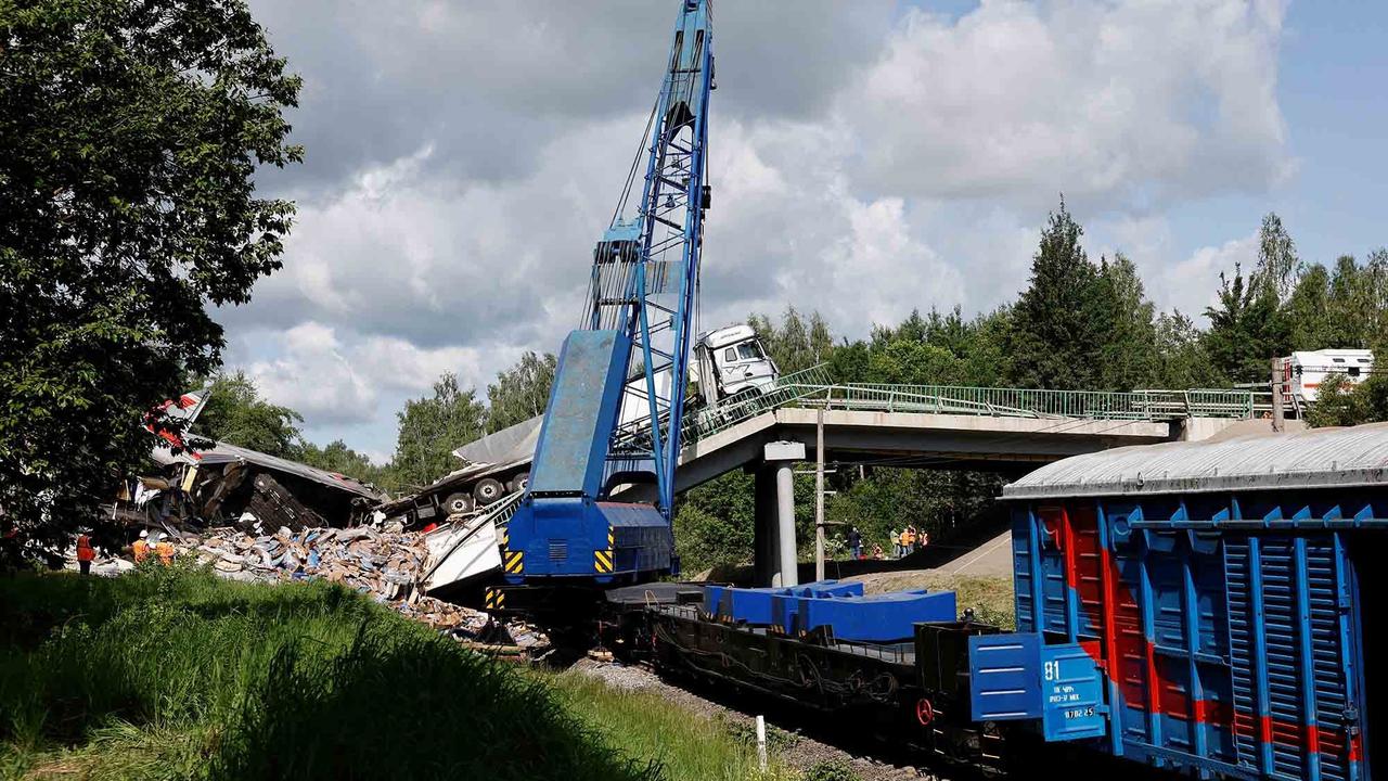 FOTO: Penampakan Gerbong Kereta Api  Hancur  Tertimpa Material Robohnya Jembatan Jalan Raya di Rusia