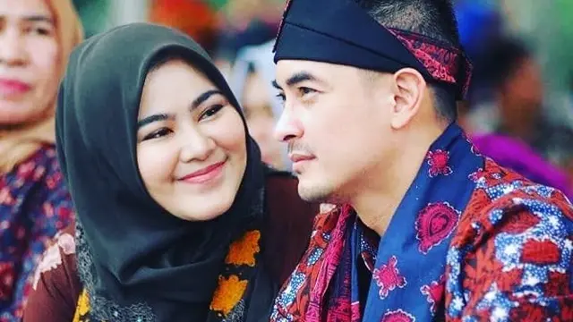 Momen Kenangan Manis Zumi Zola dan Istri