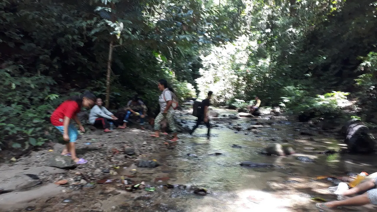 Para Siswa Pinogu Terabas Hutan Demi UNBK