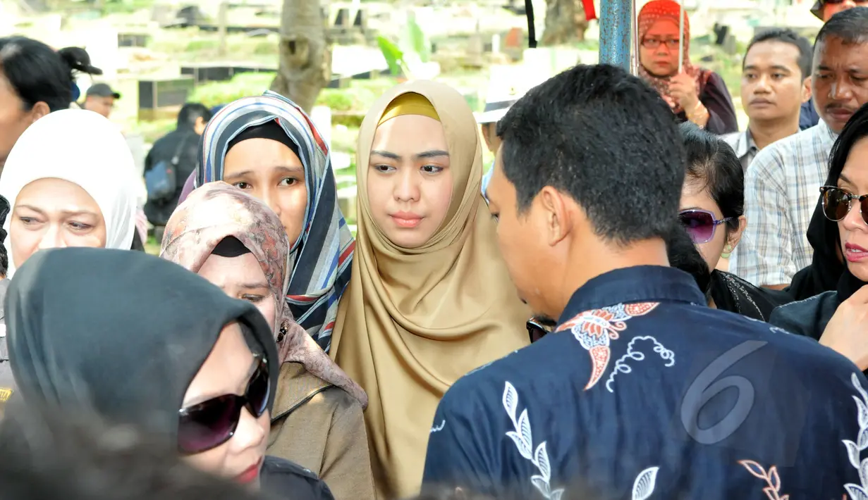 Artis Oki Setiana Dewi terlihat menghadiri pemakaman ibunda Maudy Koesnaedi, Sondari Soemijati di TPU Karet Bivak, Jakarta, Kamis (16/4/2015). Ibunda Maudy meninggal Rabu sore (15/4) pada usia 82 tahun. (Liputan6.com/Panji Diksana)