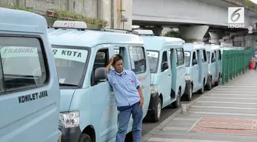 Penutupan ruas jalan Tanah Abang berimbas pada besarnya kerugian yang diderita oleh para sopir mikrolet.