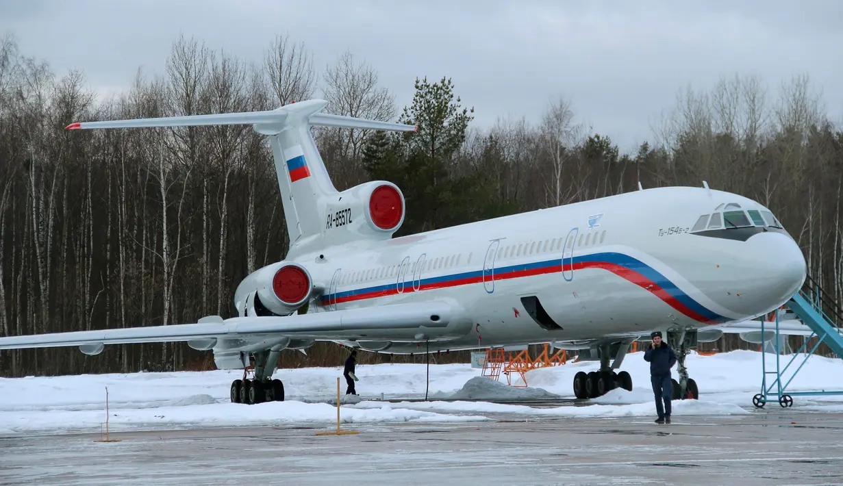 Sebuah Pesawat Militer Tupolev Tu-154 ketika di landasan Bandara Militer Chkalovsky Utara Moskow, Rusia. Foto diambil pada 15 Januari 2015. (REUTERS/Dmitry Petrochenko)