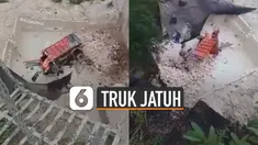 Beredar video sebuah truk jatuh ke dalam lubang galian tambang. Beruntungnya pengemudi langsung di evakuasi dan dilarikan ke rumah sakit terdekat.