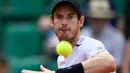 Petenis asal Inggris Andy Murray mengembalikan bola ke petenis Slowakia Martin Klizan saat pertandingan putaran kedua Prancis Terbuka di Roland Garros stadium, Paris, (1/6). Murray menang atas Klizan 6-7, 6-2, 6-2, 7-6. (AFP Photo/Lionel Bonaventure)