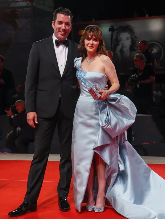 Jonathan Scott (kiri) dan Zooey Deschanel berpose untuk fotografer setibanya pada pemutaran perdana film 'Dreamin' Wild' di Venice Film Festival 2022, Venesia, Italia, 7 September 2022. Jonathan Scott merupakan pacar baru Zooey Deschanel usai bercerai untuk kedua kalinya. (Photo by Joel C Ryan/Invision/AP)