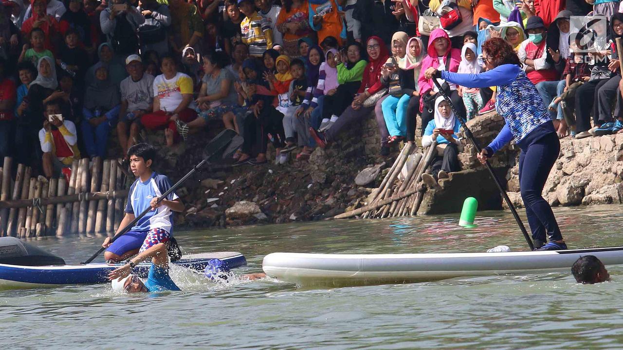 Antusias Warga Saksikan Duel Menteri Susi dan Sandi di Danau Sunter