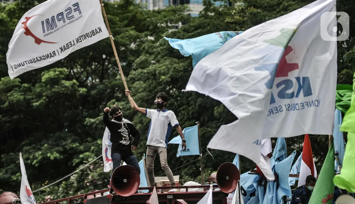 Massa buruh menggelar aksi menolak UU Cipta Kerja di kawasan Patung Kuda, Jakarta, Senin (2/11/2020). Massa buruh dari berbagai serikat pekerja tersebut menggelar demo terkait penolakan pengesahan omnibus law Undang-Undang Cipta Kerja dan upah minimum 2021. (merdeka.com/Iqbal S Nugroho)