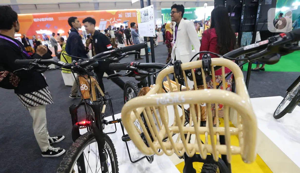 Pengunjung mengunjungi Pameran Startup Teknologi dan Inovasi Industri Anak Negeri di Jakarta, Kamis (3/10/2019). Kemristekdikti sejak tahun 2015 telah melaksanakan program pengembangan wirausaha rintisan berbasis teknologi dan hasil Lemlitbang yang dimanfaatkan industri. (Liputan6.com/HO/Bon)