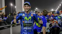 Juara MotoGP tujuh kali Valentino Rossi merayakan keberhasilan naik podium pada seri pembuka musim 2017 di Sirkuit Losail, Qatar, Senin (27/3/2017) dinihari WIB. (AP Photo/Rafa Marrodan)