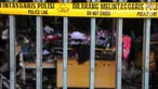 Garis polisi terpasang di gedung pusat perbelanjaan Ramayana, Pasar Minggu, Jakarta, yang terbakar, Kamis (18/5). Sebanyak 25 mobil pemadam kebakaran dikerahkan untuk memadamkan api yang diduga karena korsleting listrik itu. (Liputan6.com/Yoppy Renato)