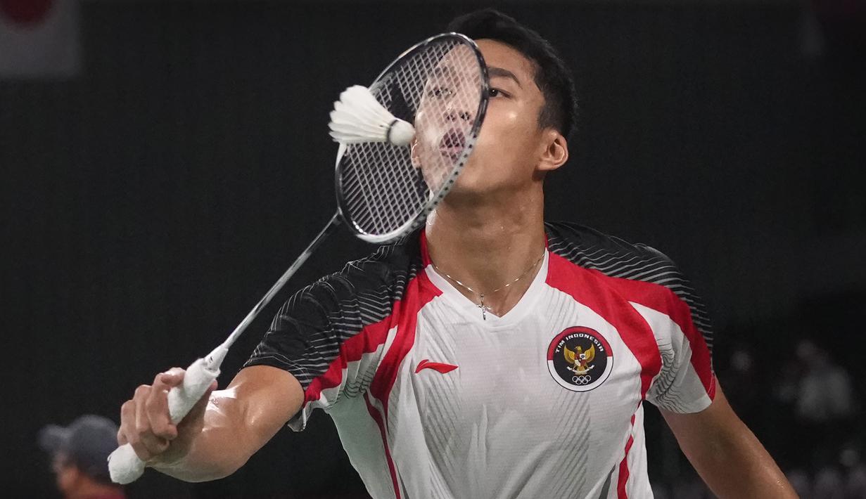 Jonatan Christie bertemu dengan wakil Singapura, Loh Kean Yew pada pertandingan kedua di Grup G nomor tunggal putra Olimpiade Tokyo 2020. Jojo (panggilan Jonatan Christie) diunggulkan dalam pertandingan tersebut karena tercatat menangkan semua laga dari tiga kali pertemuan. (Foto: AP/Dita Alangkara)