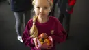 <p>Pengungsi anak-anak Ukraina menunjukkan telur Paskah pada Kamis Putih di sebuah pusat pengungsi di Bucharest, Rumania, 21 April 2022. Orang Rumania yang mayoritas jemaat Ortodoks merayakan Minggu Paskah pada 24 April. (AP Photo/Andreea Alexandru)</p>