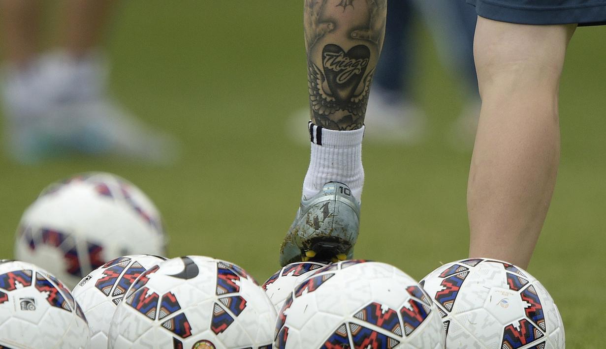 Ungkapan kedekatan dengan anak menjadi satu alasan Messi membuat tato. Tato desain tulisan nama putra pertamanya, Tiago, pada bagian betis kiri. Kaki kiri tersebut sering digunakan Messi saat mencetak gol. (AFP/Juan Mabromata)