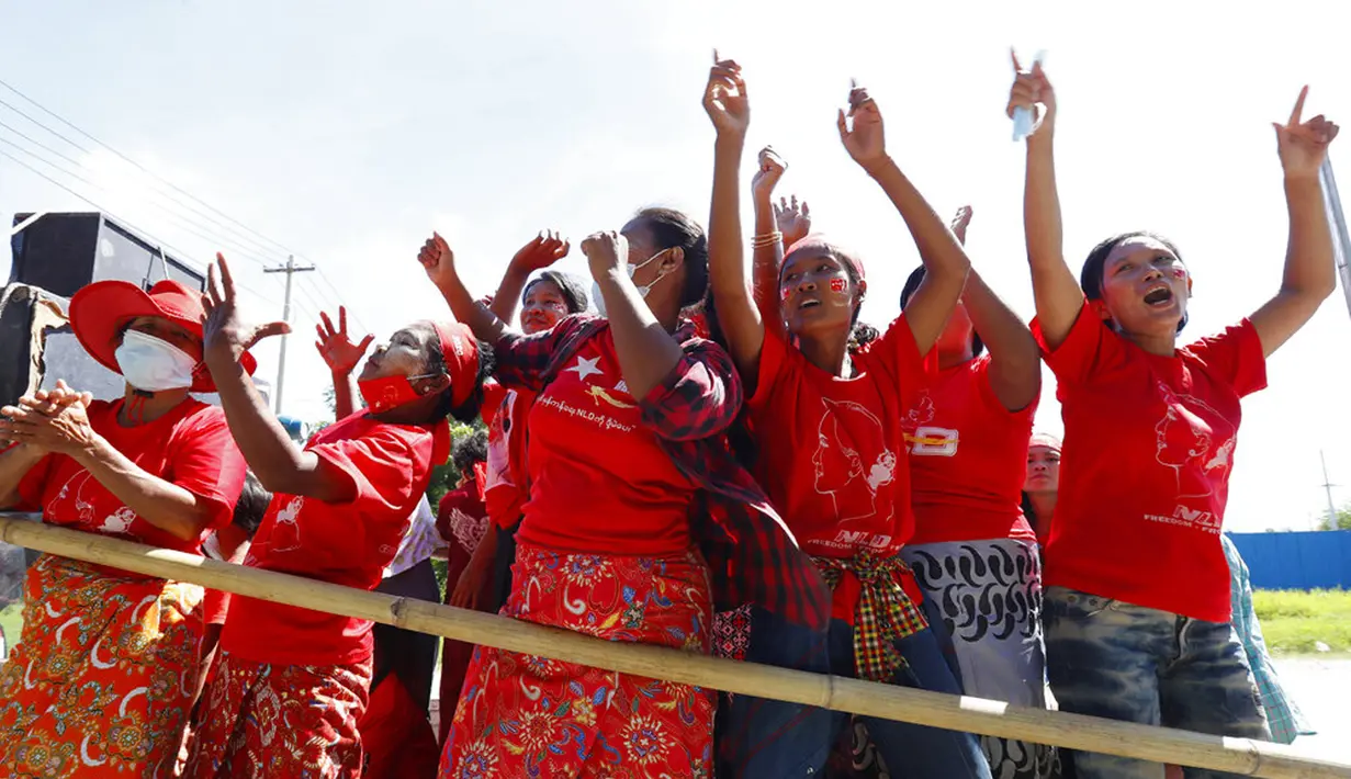 Pendukung partai National League for Democracy (NLD) pimpinan Aung San Suu Kyi menari dan bersorak di truk saat kampanye pemilihan umum bulan depan di Naypyitaw, Myanmar, Rabu (21/10/2020). (AP Photo/Aung Shine Oo)