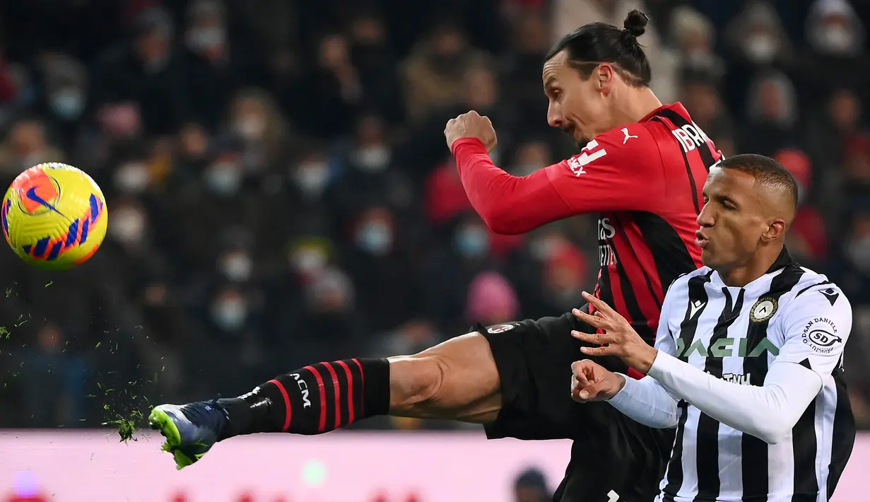 Dalam laga yang digelar Sabtu (11/12/2021) di Friuli Stadium, AC Milan memperoleh peluang terlebih dahulu pada menit ke-12. Sepakan voli Zlatan Ibrahimovic masih belum tepat sasaran ke gawang Udinese yang dikawal Marco Silvestri. (AFP/Marco Bertorello)