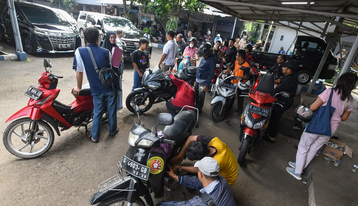 Warga antre untuk melakukan pengecekan fisik kendaraan bermotor mereka di Samsat Cinere, Depok, Jawa Barat, Jumat (11/4/2025). (merdeka.com/Arie Basuki)