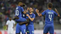 Para pemain Italia merayakan gol Mario Balotelli saat melawan Arab Saudi pada laga persahabatan di Kybunpark Stadium, St. Gallen, Swiss, (28/5/2018). Italia menang 2-1. (Gian Ehrenzeller/Keystone via AP)