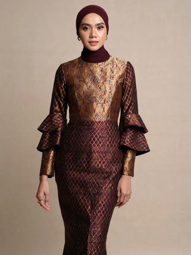 Model Long Dress Batik Kombinasi Brokat Lengan Tiga Lapis Panjang (Foto: AI)