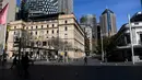 Orang-orang berjalan melalui kawasan pusat bisnis yang kosong di Sydney, Selasa (6/7/2021). PM negara bagian New South Wales Gladys Berejiklian mengutarakan pihaknya akan memutuskan apakah akan memperpanjang lockdown di Sydney atau tidak yang harusnya berakhir pada 9 Juli 2021 (Bianca De Marchi/AFP)