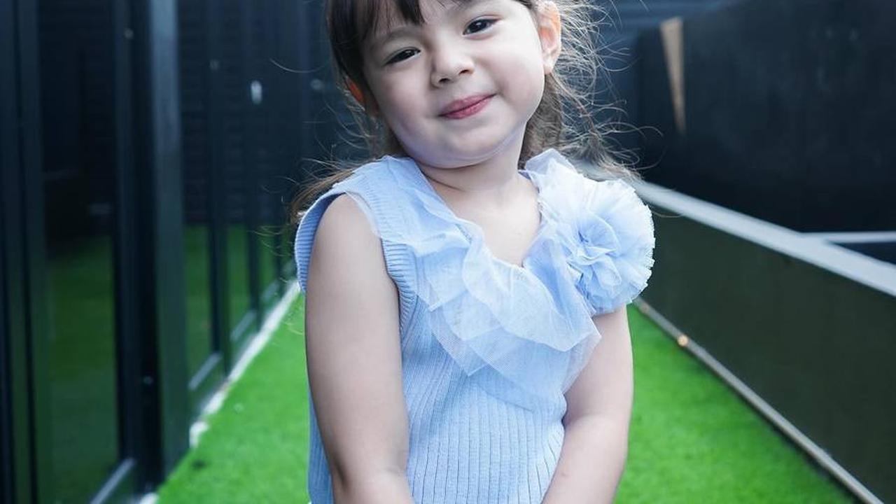 Sebelumnya, Chloe juga tampil memukau dengan dress serupa berwarna biru pastel yang tidak kalah cantik dan cocok untuknya.