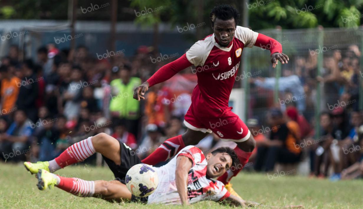 Gelandang Persija, Rafael Lima da Silva, dijatuhkan striker Barito Putera, Ibrahim Coteh, pada laga ujicoba di Stadion Bea Cukai, Jakarta, Selasa (5/4/2016). Kedua tim bermain imbang 2-2. (Bola.com/Vitalis Yogi Trisna)