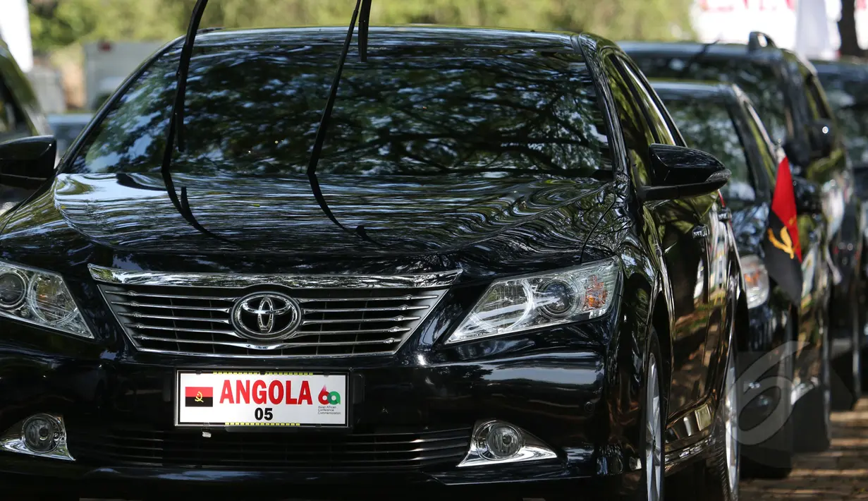 Mobil untuk delegasi peserta peringatan Konferensi Asia-Afrika (KAA) dari Angola telah disiapkan di halaman parkir depan Balai Sidang Jakarta Convention Center (JCC), Jakarta, Senin (20/4/2015). (Liputan6.com/Herman Zakharia)