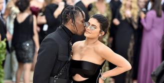 Kylie Jenner seakan tak ingin kebahagiaan hubungannya bersama dengan Travis Scott diusik oleh mulut-mulut yang jahil. (THEO WARGO  GETTY IMAGES NORTH AMERICA  AFP)