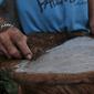 Proses memotong bulu yang menempel pada kulit kambing saat membuat beduk di kawasan Tanah Abang, Jakarta, Senin (14/5). (Merdeka.com/Iqbal Nugroho)