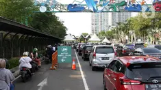 Sejumlah kendaraan antre untuk memasuki kawasan wisata Taman Impian Jaya Ancol, Jalarta, Kamis (29/10/2020). Selain tingginya minat warga berwisata di masa libur panjang, antrean ini juga disebabkan pengalihan buka tutup pintu masuk kawasan Taman Impian Jaya Ancol.  (Liputan6.com/Helmi Fithriansyah)