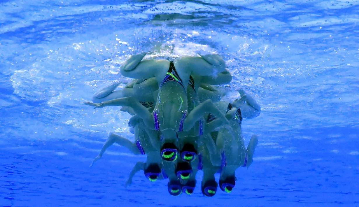 Tim renang artistik Korea Utara menampilkan gerakan dalam final nomor technical routine Asian Games 2018 di Aquatic Center, Gelora Bung Karno (GBK), Jakarta, Rabu (29/8). (ANTARA FOTO/INASGOC/Stefan Sihombing/sgd/Spt/18)