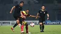 Bek Persik kediri, Andri Ibo, berusaha mengamankan bola saat dikepung dua pemain Bhayangkara FC, Adam Alis dan Lee Yoo-joon, dalam laga terakhir Grup A Piala Gubernur Jatim 2020, Jumat (14/2/2020). Persik menang 3-0 atas Bhayangkara FC. (Bola.com/Aditya Wany)