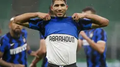 Bek Inter Milan, Achraf Hakimi berselebrasi usai mencetak gol ke gawang Bologna pada pertandingan lanjutan Liga Serie A Italia di Stadion San Siro Milan, Minggu (6/12/2020). Hakimi mencetak gol di pertandingan ini dan mengantar Inter menang 3-1 atas Bologna. (AP Photo/Antonio Calanni)