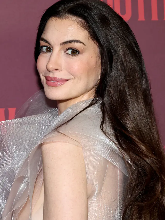 Anne Hathaway Jadi Perempuan Tercantik Sejagad 2026, Apa Rahasia Kecantikannya?