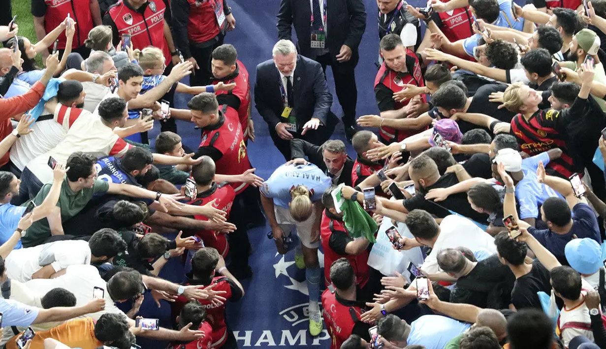 <p>Sukses Manchester City menjuarai Liga Champions 2022/2023 semakin lengkap. Penyerang andalan The Citizens Erling Haaland juga mampu meraih Sepatu Emas sebagai top skor Liga Champions musim ini. (AP Photo/Tony Hicks)</p>