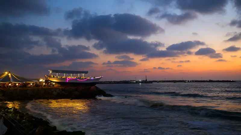 Restoran Perahu di Pesisir Jalur Gaza
