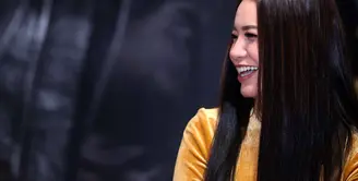 Sebagai bentuk rasa syukurnya bisa bertahan hingga 21 tahun berkarier dalam industri musik, Rossa mengelar konser tunggal. Dalam konser bertajuk The Journey of 21 Dazzling Years, Rossa menggandeng Yovie Widianto dan Jay Subijakto.(Nurwahyunan/Bintang.com)