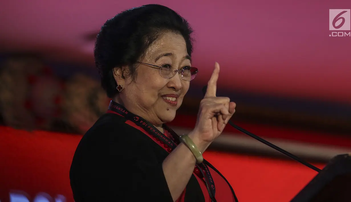 Ketum PDIP Megawati Soekarnoputri memberikan pidato saat mengahadiri pembukaan Kongres V PDIP di Grand Inna Beach, Sanur, Bali, Kamis (8/8/2019). Dalam sambutannya Megawati menyampaikan pesan Bung Karno akan pentingnya menjaga keutuhan bangsa saat Pemilu. (Liputan6.com/Johan Tallo)