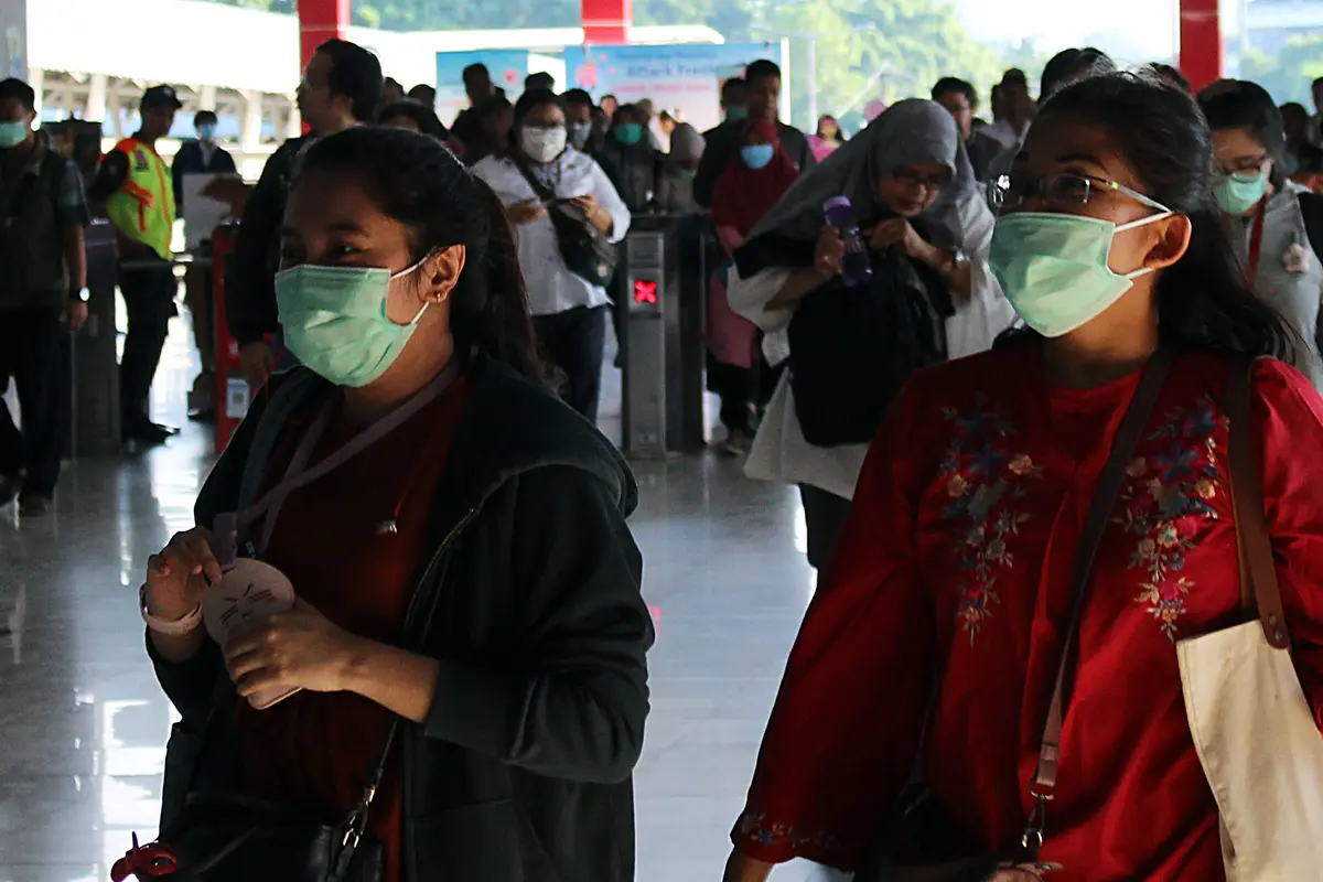 Virus Corona Masuk Indonesia, Warga di Jakarta Beraktivitas Pakai Masker