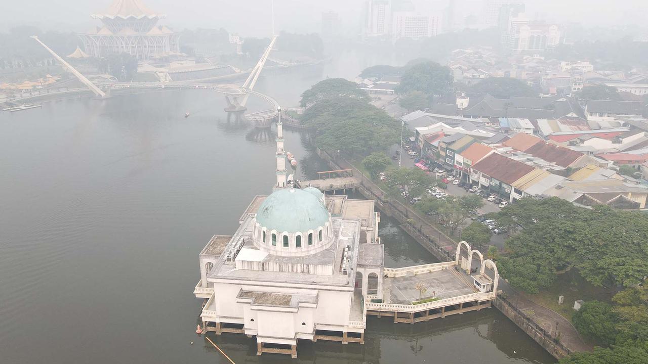 Asap Kebakaran Hutan Indonesia Menyelimuti Kota Kuching