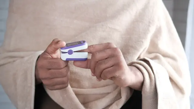 Menggunakan oximeter untuk mengetahui saturasi oksigen/unsplash towfiqu