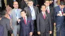 Presiden Joko Widodo dan Ketua DPR Setya Novanto bersama para delegasi negara-negara di Asia Afrika bersiap untuk berfoto bersama usai melakukan pembukaan di Gedung DPR RI, Jakarta, Kamis (23/4/2015). (Liputan6.com/Helmi Afandi)